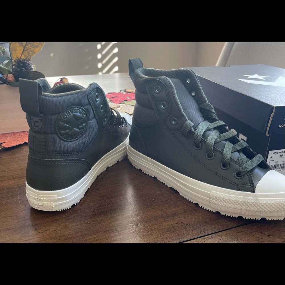 Brand new never worn Converse Berkshire Sneaker  Women’s Size 10 Men’s size 8